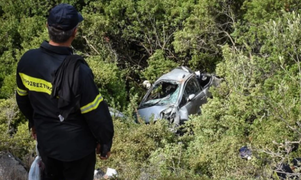 Σοβαρό τροχαίο στη Μάνδρα: Νεκρός ο οδηγός του ΙΧ που έπεσε στα βράχια